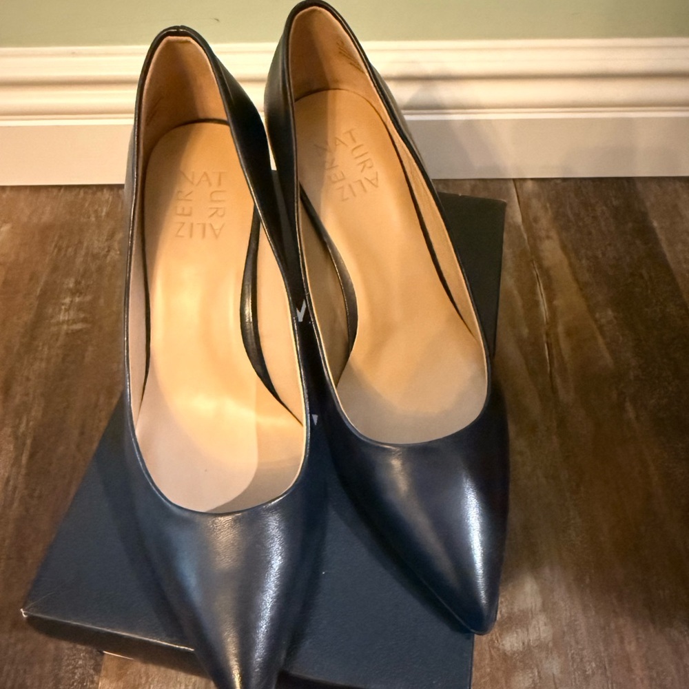 Naturalizer Women's Classic Navy Heels Sz 7.5 WIDE